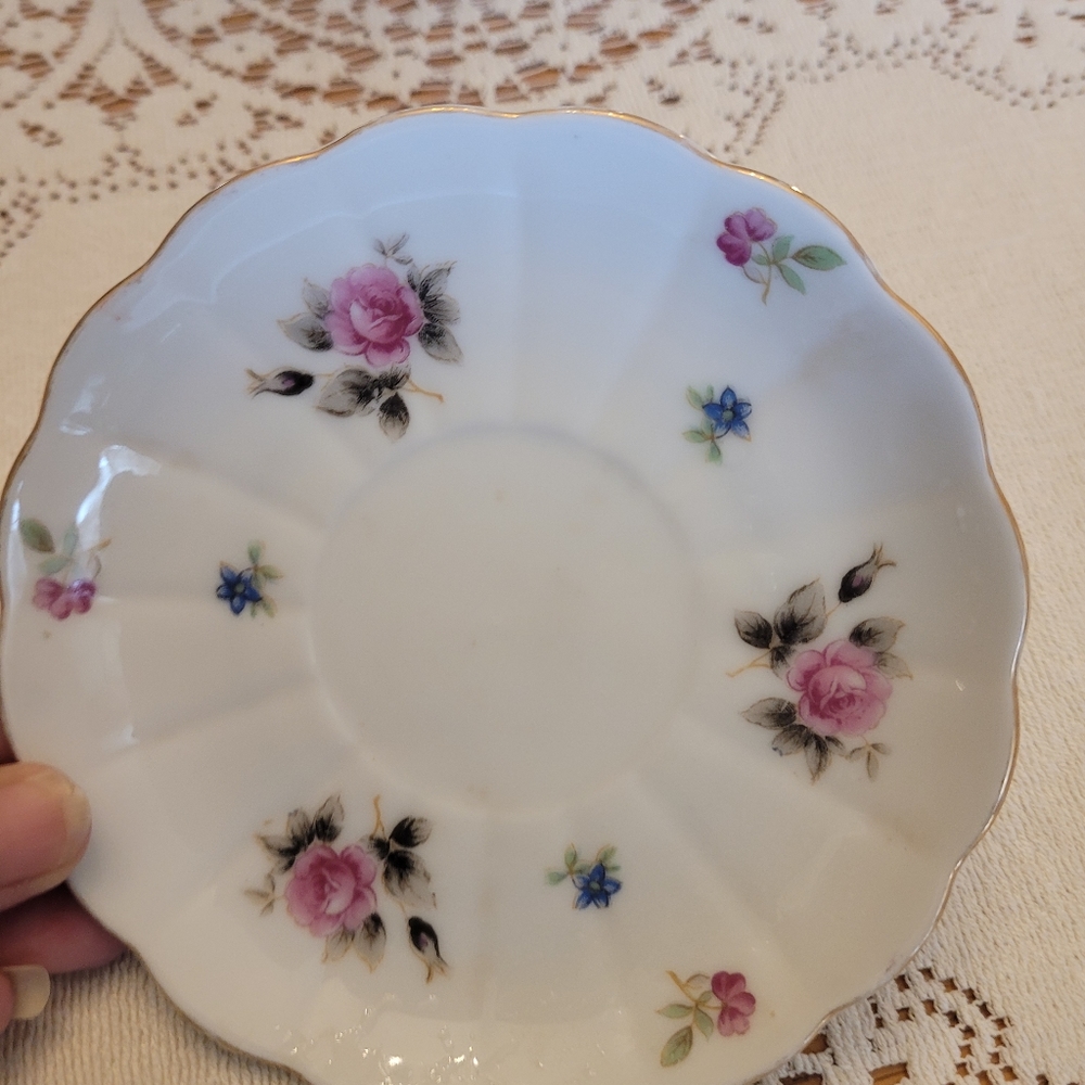 EUC Vintage Floral Saucer Plate Unmarked - Picture 3 of 4